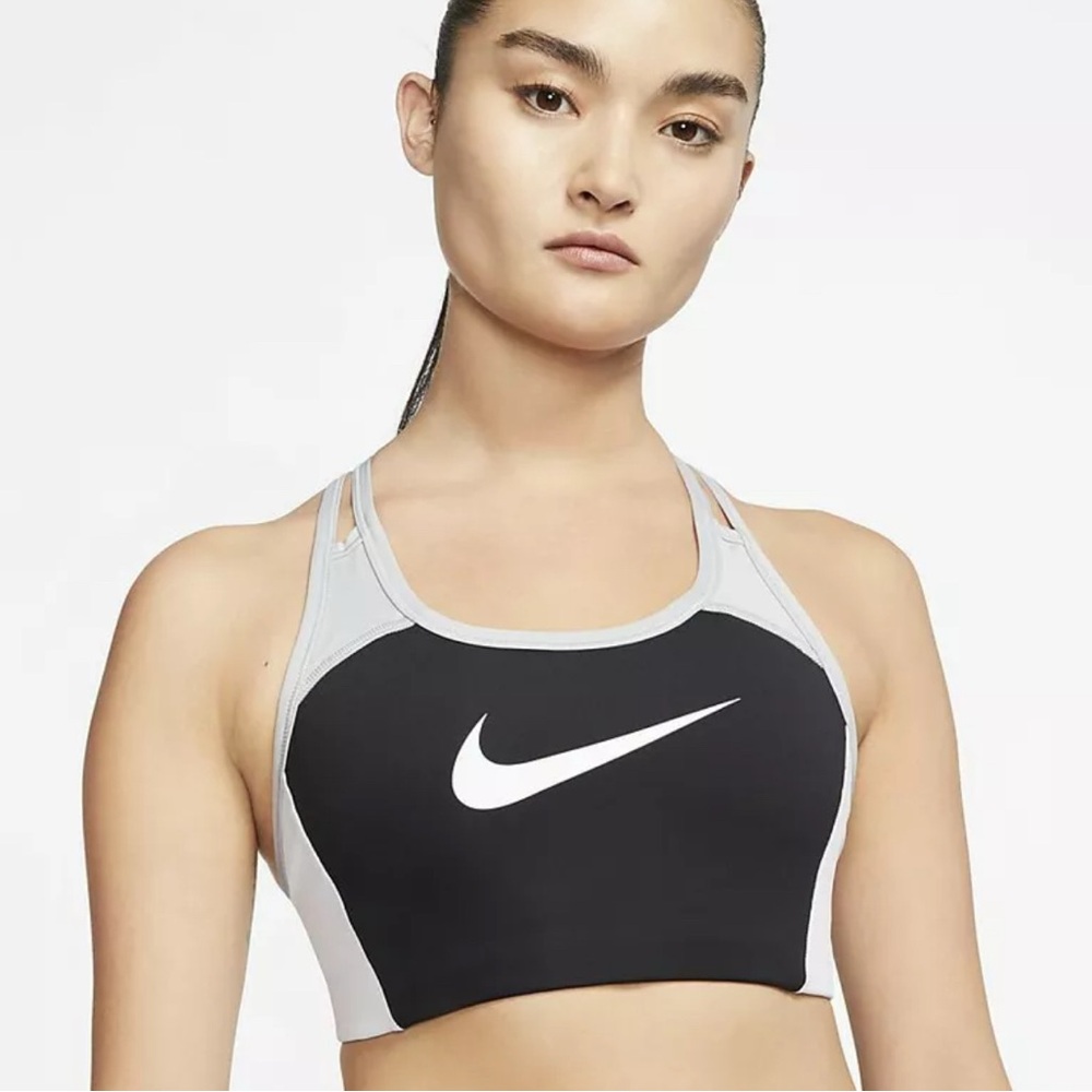 NWT Nike Swoosh
Women's‎ Medium-Support 1-Piece Pad Color-Block Sports Bra